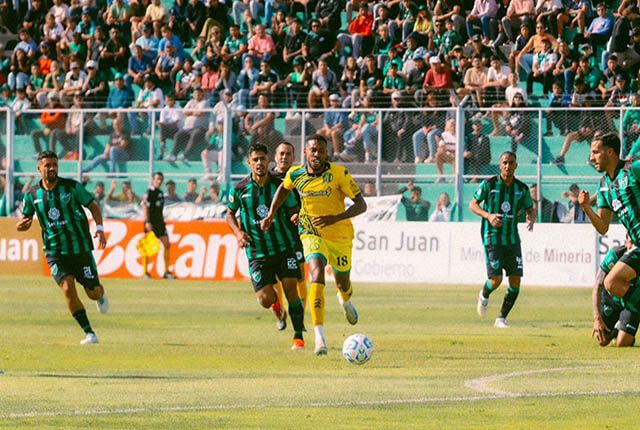 Aldosivi jugó un gran partido y goleó a San Martín (SJ)