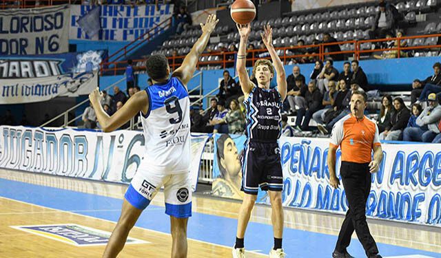 Peñarol ganó y continúa con la ilusión de meterse en playoffs