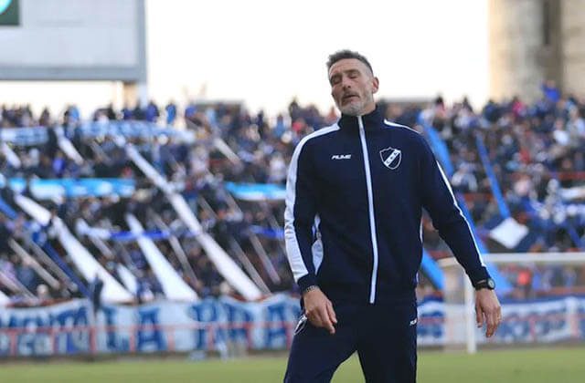 Duro golpe para Alvarado: cayó ante el último y se quedó sin técnico