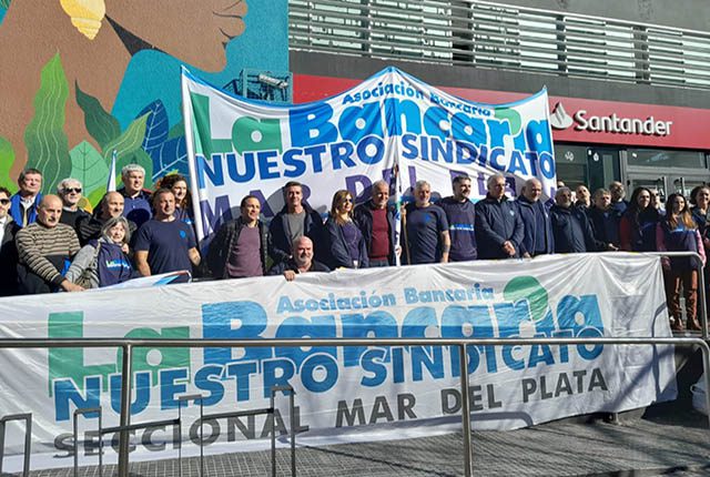 La Bancaria denunció despidos encubiertos y protestó frente al Santander en Mar del Plata
