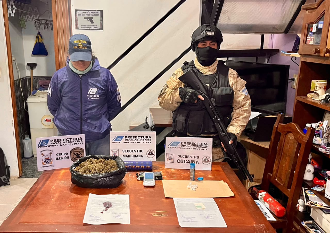 Prefectura realizó dos allanamientos contra la venta de drogas y detuvo a un hombre y a su hija